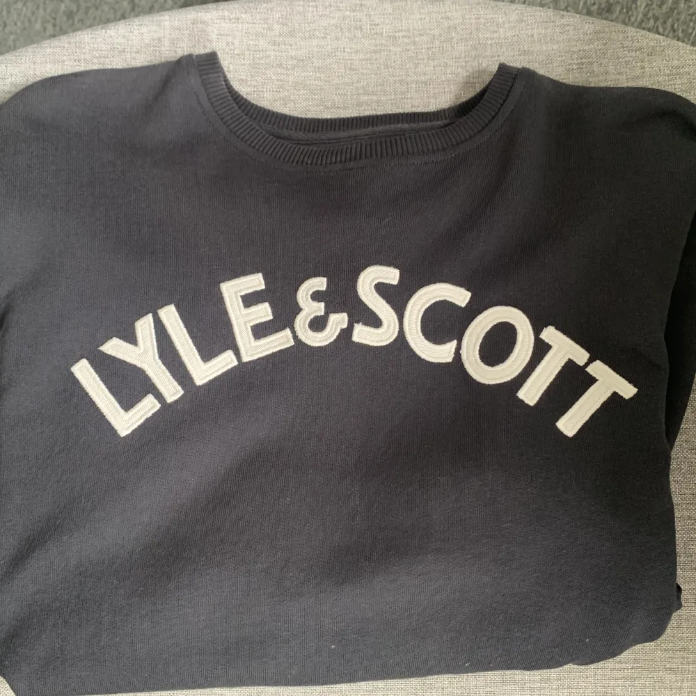 En svart Lyle & Scott tröja i storlek S. Broderat märke på framsidan av tröjan. Passformen är dessutom normal. Tröjor & Koftor.