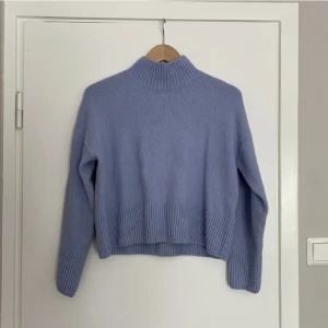 Other stories tröja  - Perfekt färg nu till sommaren, andvänd fåtal gånger så inprincip i nyskick❤️