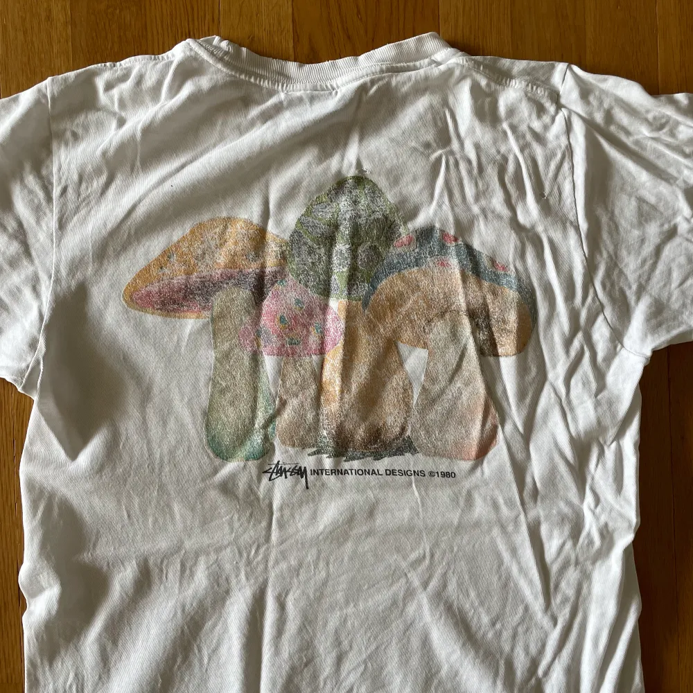 Säljer nu denna sköna Stussy T-Shirten som har fått en vintage look💫. Den är i ett ”fint” skick men tyvärr något mindre hål, men det syns knappt. Hör av dig vid fler frågor!. T-shirts.