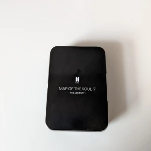 Bts MOTS 7 The Journey POB - Säljer min officiella Bts Map Of The Soul 7 The Journey pre order gift då den kanske kan skänka glädje åt någon annan. Obs! Det är priset+ 45kr ej spårbar eller 54kr spårbar frakt. Tveka inte att höra av er om ni undrar något!<3
