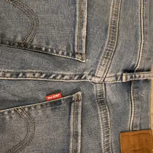 skinny jeans från levis, knappt använda har använt 1 gång för typ 2 år sen, 