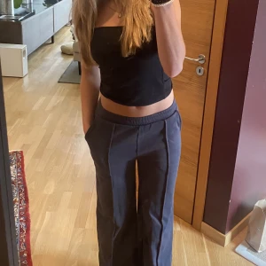 Gråa mjukisbyxor - Gråa mjukisbyxor från bikbok med en lågmidjad passform💕storlek xs