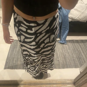 Långkjol - Säljer min jättefina långkjol från Gina. Använt 1 gång och säljer den pga av att den bara ligger i garderoben. Den köptes i böjan av sommaren.   Jag säljer kjolen för 170kr ;)