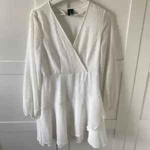 Super super fin vit klänning från vero moda! Använd endast 2 gånger!💕 Är egentligen med ett snöre så man kan knyta den men har tyvärr slarvat bort de🙈