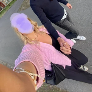 Rosa kofta - Säljer denna fina koftan då jag inte använder den så mycket, den är i nyskick och hur trevlig som helst!💞💘