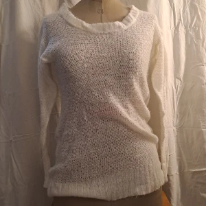 Vit stickad långärmad - Str 34/36 men betydligt större i storleken. Skulle säga att den passar xs-m. Pris är diskuterbart vid snabb affär. För mer info skicka pm. Köparen står för frakten. Ansvarar inte för paketet under frakt. 