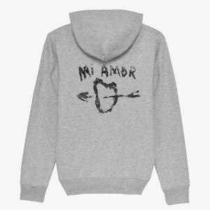 Säljer min Mi Amor hoodie som inte kommer till användning, då jag inte tycker den passar mig. Endast använd 2 gånger, alltså är den som ny! Nypris 1500kr rea 💕💕