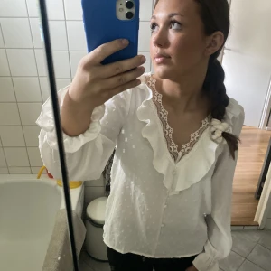 Vit blus - Funderar på att sälja min super fina blus då jag sällan använder den!  TRYCK INTE PÅ KÖP DIREKT🙏🏼