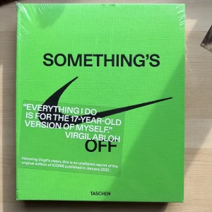 Virgil Abloh. Nike. ICONS  - Köpt från Galeries Lafayette i Paris, har vart jätte försiktig med boken och har bara använt den som dekoration. Kanterna på bokomslaget är EJ sabbade heller, inbunden bok dessutom! 