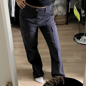 Cargopants - Ett par marinblå cargopants från Zara i storlek 36 använda endast två gånger.