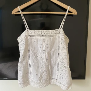 Virkat linne - Linne med virkade detaljer från vintage stories, strl m men passar även s💕använd gärna köp nu🫶🏼