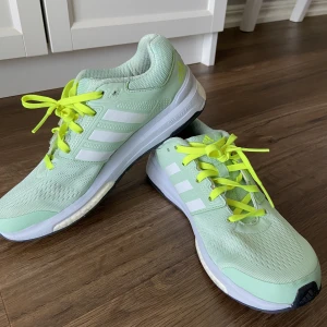 Träningsskor - Adidas revenge boost träningsskor, använda få antal gånger på inomhus träning, i bra skick.