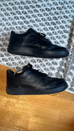 Säljer  - Säljer mina air force på grund av gillar dom ej mycke längre dom är bra skick används typ 3-5 gånger de har inga hål någon stans på skon 