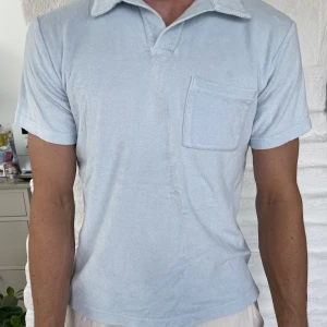 Pikétröja i Frotté - Jätteskön towelling tshirt med krage i en jättefin färg från Arket. Dock är det ett mindre hål på ryggen därav säljer jag den billigt. Nypris 590 kr.