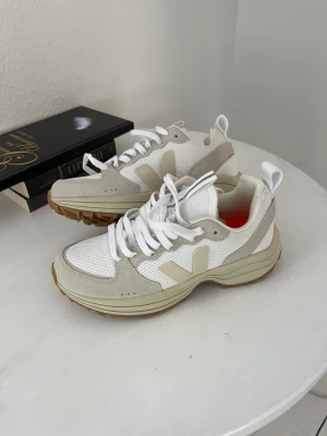 Veja skor - Hej, nu säljer ja ett par helt oanvända veja skor. Jag kan inte kan lämna tilbaka dom då gränsen till att lämna tilbaka dom har varit. Dom va för små för mig då jag säljer dom. De är super fina och helt oanvända. 