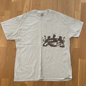 Travis scott merch  - Strl. L  Köptes i london på konsert Knappt använd 