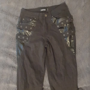 Bootcut "emo" byxor - 💕Ett par utsvängda byxor ifrån EMP's märke Gothicana, tycker dom e as fina men dok va tyvärr förstora på mig, endast provade💕