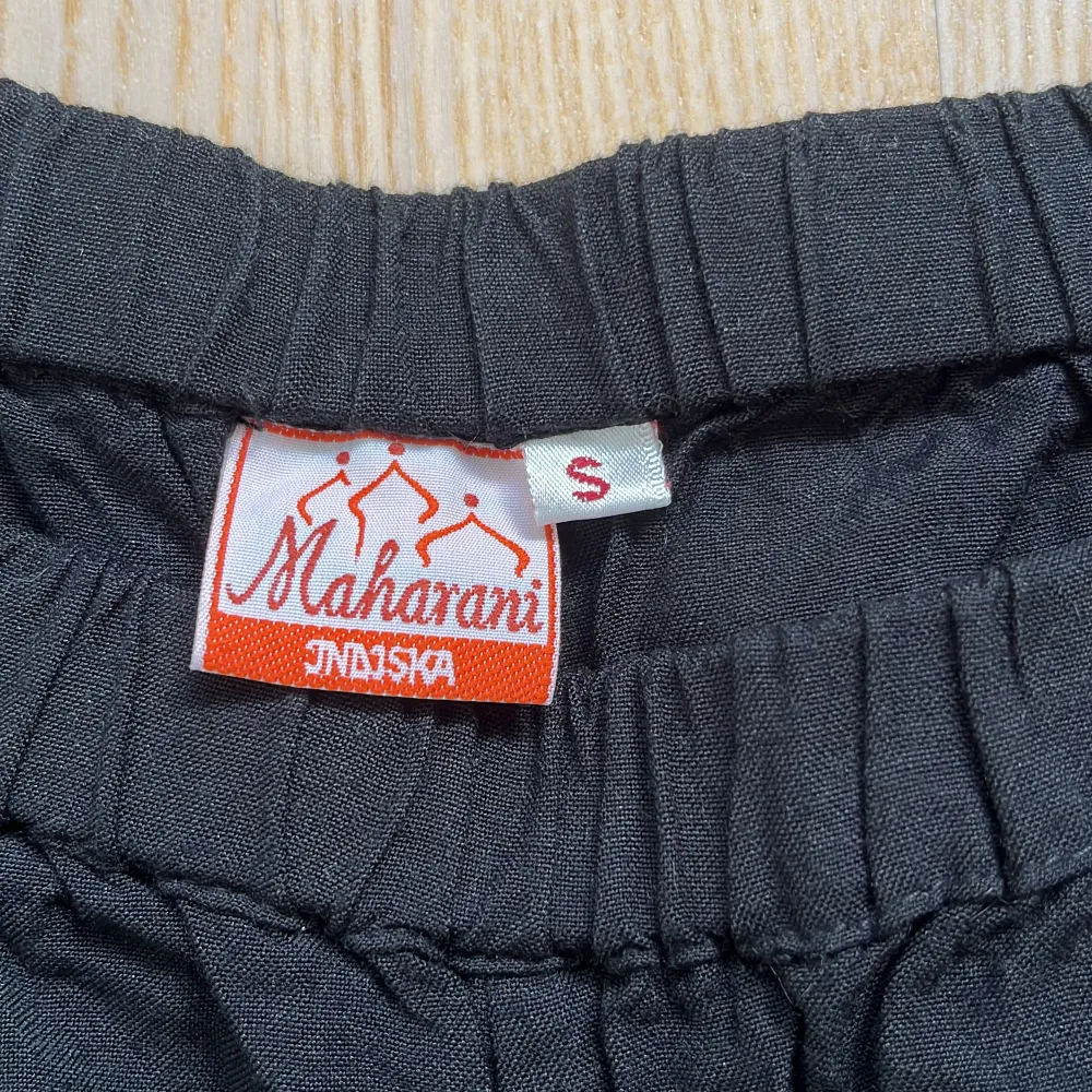 Svarta luftiga byxor i nyskick från Indiska. Storlek S men funkar för större storlekar då de sitter väldigt ”pösigt”. De är lite skrynkliga men går lätt att stryka.. Jeans & Byxor.