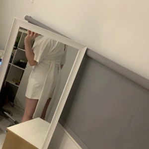 Oanvänd klänning  - Man kan knyta banden hur man vill å banden är ganska långa, klänningen kommer från bubbelroom, fick klänning av mamma då hon skulle på en bröllopsfest men de vart inte av 