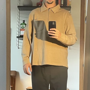 Weekday tröja  - Brun/beige tröja från weekday som använts ett fåtal gånger så skicket är väldigt bra! 