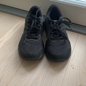 Asics ortholite i superbra skick - Säljer för att dom inte har kommit så mycket till användning. Har använt ungefär fem gånger. (Man får betala frakt själv)