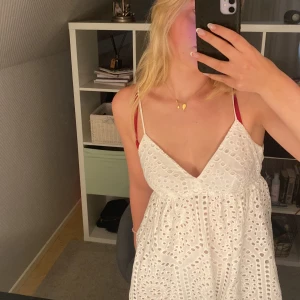 Vit kläning  - Säljer denna kläning från hm som jag älskar älskar🫶🏼. Andvänt ett få tal ggr så är som i nytt skick, säljer då jag är i behov av pengar. 