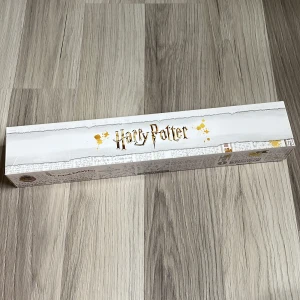 Harry Potter  - Säljer min Neville Longbottom trollstav. Köpt för ca 170kr men säljer för 60kr då den inte kommer till användning. Skriv privat till mig för fler bilder, byter inte mot något!