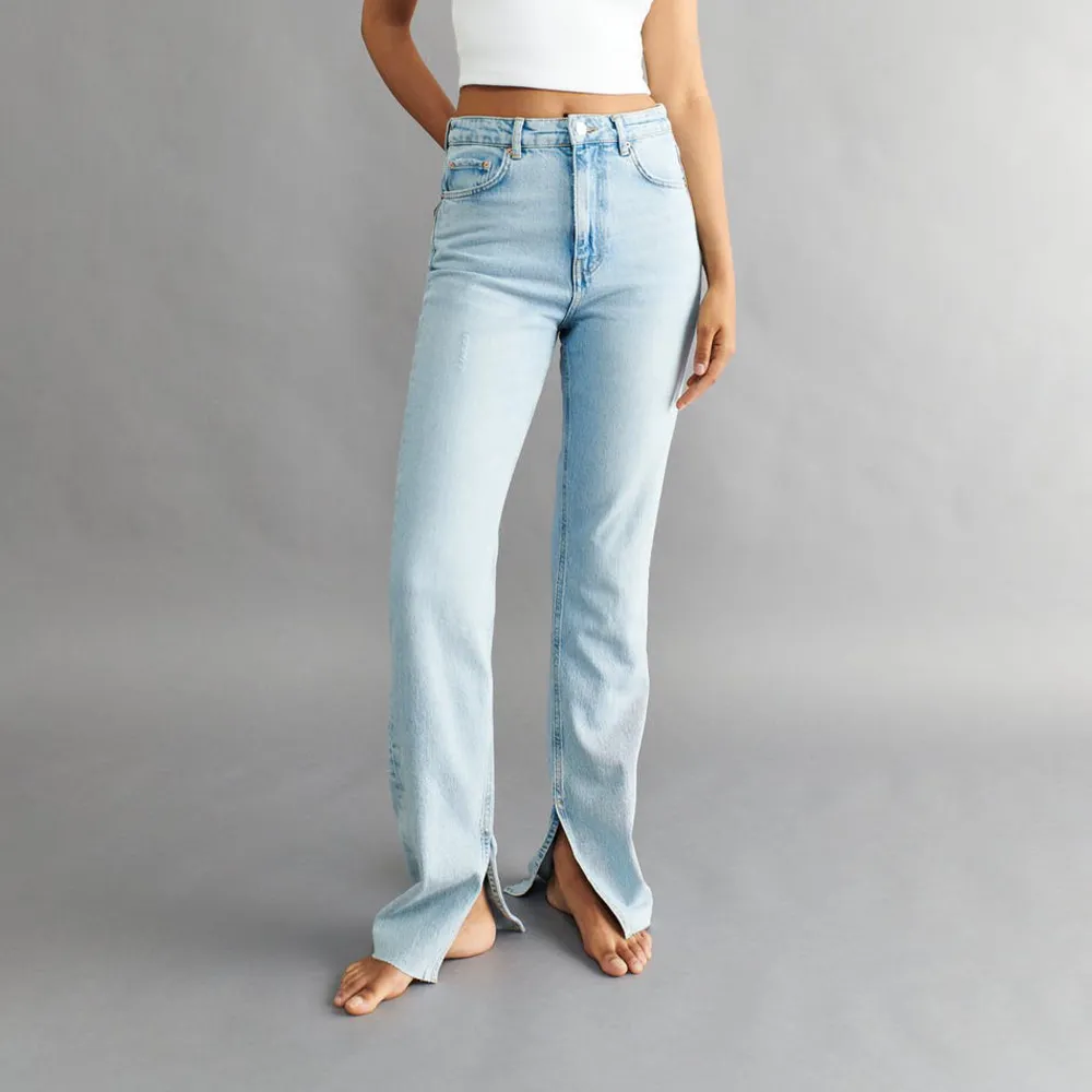 Ett par 90s high waist jeans med slits från Gina Tricot. Använda fåtal gånger.  Original pris 599kr. 250kr+frakt. Jeans & Byxor.