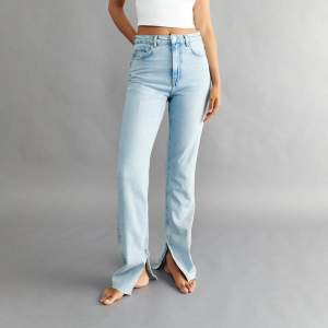 Ett par 90s high waist jeans med slits från Gina Tricot. Använda fåtal gånger.  Original pris 599kr. 250kr+frakt