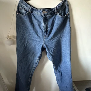 Jeans  - Mycket fint skick, använda någon enstaka gång. Modell ”Betty”