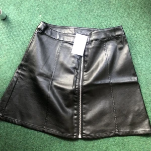 Snygg skinnkjol från H&m - Supersnygg skinnkjol i klickad model. Stl 36. Helt ny