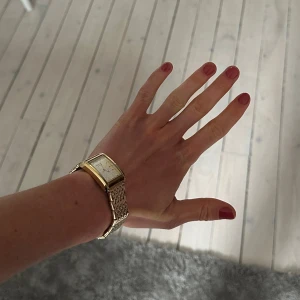 Guldig klocka/armbandsur  - Säljer min guldiga gant klocka då jag fått en annan liknande! Köpte för 2000kr nypris 