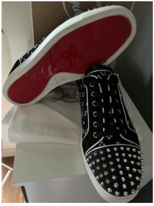 Christian Louboutin - Ett par unika Louboutins som drar till sig många blickar. Väldigt bra skick, använts bara i speciella tillfällen o mestadels legat i lådan. 