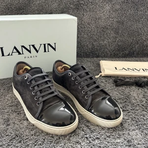 Lanvin skor - Säljer dessa lanvin skor i den eftertraktade färgen grå, uk 6 som motsvarar 41. Skick 9/10. Nypris 4299, Mitt pris 2799. Box,Dustbag, extrasnören och nk påse tillkommer. Skickas spårbart med postnord eller mötas i Stockholm📦