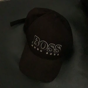 Hugo Boss Keps  - Väldig bra skick, sitter väldigt bra. Gamla modellen. Säljer den då jag inte längre behöver den 
