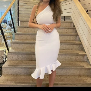 Vit festklänning - Jätte fint sittande bandage dress Använd en gång 