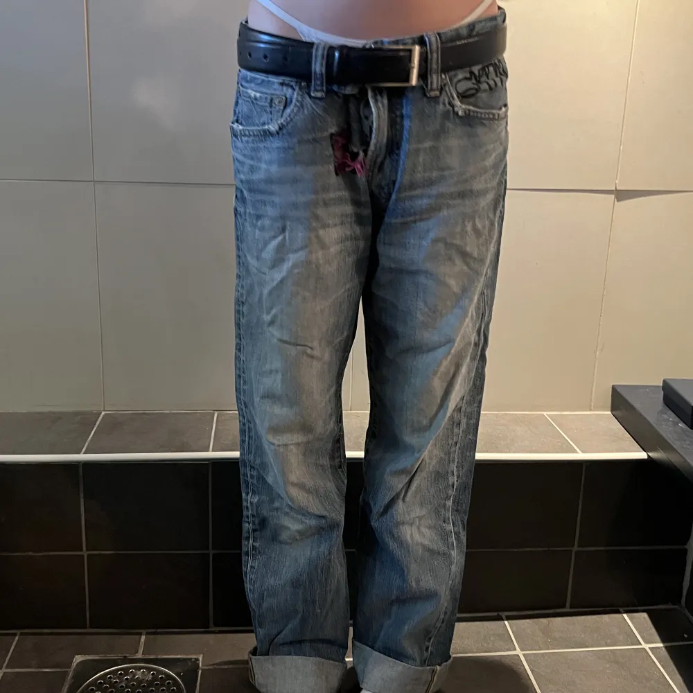  These pants are customised by graffiti artist in Malmö, I do really love these plans, but it’s time to move on to a more fit owner who will cherish them (disclaimer they have a hole in the front but it’s part of the fit) . Jeans & Byxor.