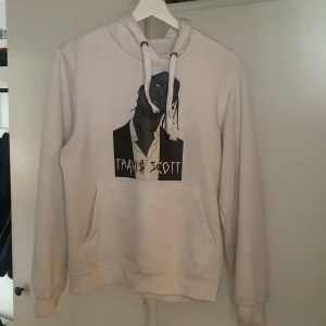 Travis Scott hoodie - Jättecool costume made hoodie med Travis Scott tryck. Säljer då jag inte är lika stort fan längre. Köpte för 599💐