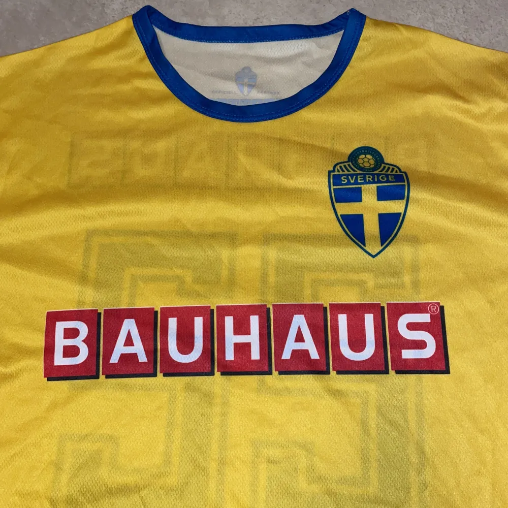 Sverige tröja, helt ny aldrig använt, passar S/M. T-shirts.