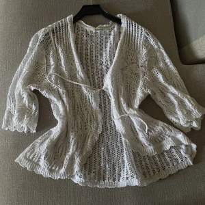 Stickat kofta - En stickat kofta från RoseBude. Nyskick