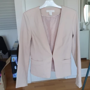 Rosa kavaj - Super söt & elegant ljusrosa kavaj som jag inte använder längre <3