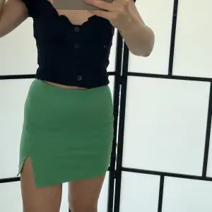 Kort kjol från ginatricot i jättefin grön färg! Sitter som en smäck men har stretchigt material så passar flera storlekar!