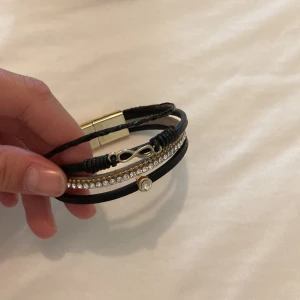 Svart Armband - Armbandet säljer jag därför att den är för stor och kommer därför inte till användning längre. Men är väldigt snygg 🤩 Frakt är inkluderad ❤️