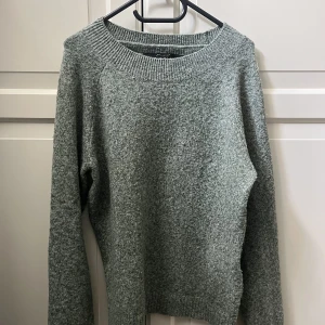 Stickad tröja - Jätte fin grön stickad tröja ifrån Veronica. Köpt för 250 säljer för 199. Pris kan dock diskuteras. 