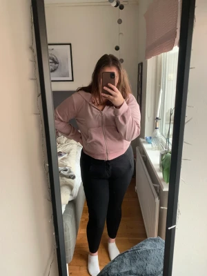 Kostymbyxor  - Säljs då de inte längre används, i använt men fint skick. Storlek 38 men stretchiga så passar även 40/42. Lite sönder där man knäpper de men fiunkar precis som vanligt ändå (se bild 3) Köparen står för frakten! 