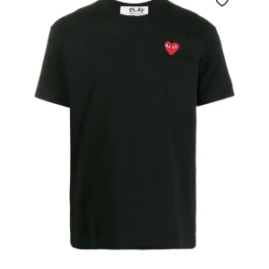 Cdg T-shirt  - Snygg tröja från comme des gargons, använd kanske 5 gånger och är i super bra skick! Vill helst bara bli av med! Storlek S men passar m och även mindre, beror på hur man vill att den ska sitta 