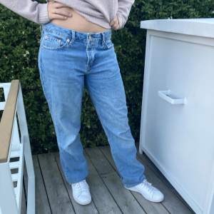 Fina Low waist jeans från lager 157! Jätte bra skick, aldrig använts utomhus. Jag är 166 cm. Säljs pga att de är för stora. Storlek: M