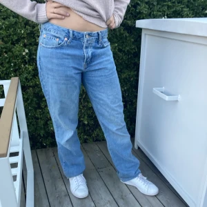 Low waist jeans - Fina Low waist jeans från lager 157! Jätte bra skick, aldrig använts utomhus. Jag är 166 cm. Säljs pga att de är för stora. Storlek: M