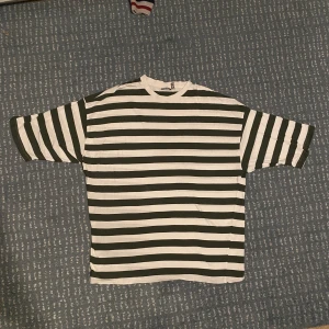 randig overaized tröja  - rensar garderoben och hitta en helt fel fri tröja som knappt har blivit använd köpt helt ny från asos storlek M skriv om du har nån fråga 