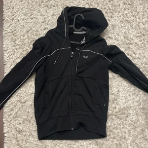 Hugo boss  - Hugo boss zip hoodie  Nypris 2000 21-22 kollektionen Kvitto finns 